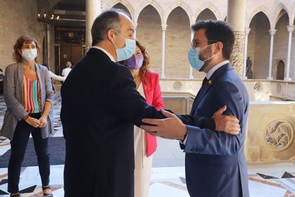 El presidente de la Generalitat, Pere Aragonès (derecha), saluda al 'exconseller' Jordi Turull, en el Palau de la Generalitat.