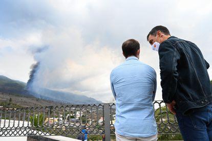 Pedro Sánchez, junto al presidente del Cabildo de La Palma, Mario Hernández, observando el lunes la evolución de la erupción volcánica de la isla.