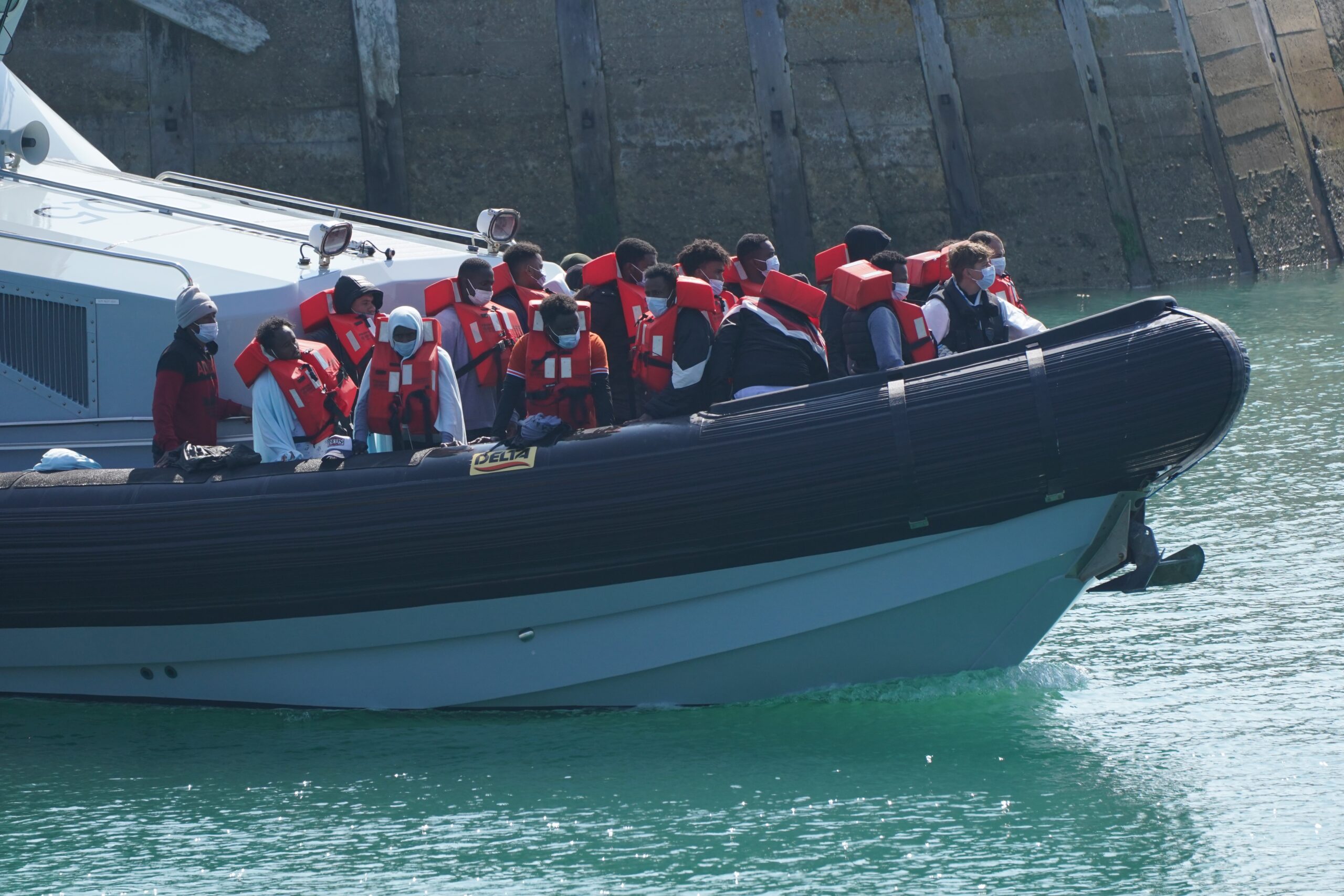 El Reino Unido critica a Francia por el aumento de llegadas de inmigrantes a través del canal de la Mancha