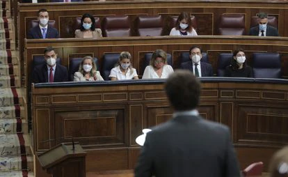 El presidente del Gobierno, Pedro Sánchez, observa la intervención del líder del PP, Pablo Casado, en el Congreso el pasado miércoles.
