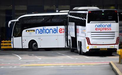 Autobuses de la compañía National Express en la estación Victoria, en Londres.