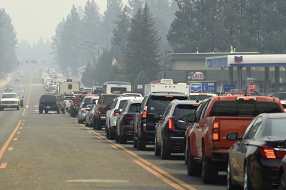 La llamada de las autoridades para evacuar el sur de Tahoe generó un gran embotellamiento el lunes.