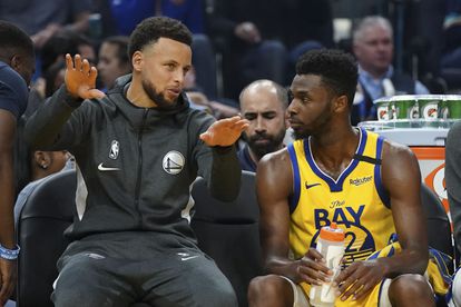 Andrew Wiggins, a la derecha, habla con Stephen Curry durante un partido entre Golden State y Nueva Orelans en febrero de 2020.