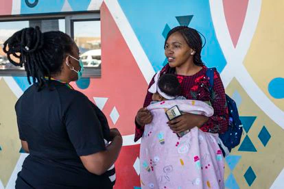 Pumeza Runeyi charla con una joven madre en Khayelitsa, Ciudad del Cabo, Sudáfrica.