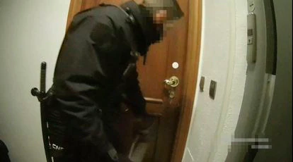 Captura de un vídeo en el que se ve a un agente de policía golpear con un ariete la puerta del piso de la calle Lagasca, en Madrid, en el que se celebraba una fiesta ilegal el pasado 21 de marzo.