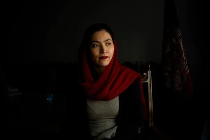 Gaisu Yari es un referente para las mujeres de Afganistán. Comisionada 
para Asuntos Sociales del anterior Gobierno, graduada en EE UU, tuvo que abandonar el país con la llegada de los talibanes. Esta fotografía fue tomada en Kabul en marzo de 2020.