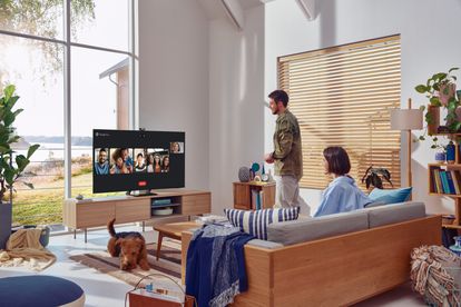 La 'app' Google Duo, disponible en los últimos modelos Neo QLED, QLED y The Frame, permite realizar videollamadas desde el salón de casa con hasta 32 personas.