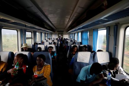 Un grupo de pasajeros viaja en un tren SGR que va de Mombasa a Nairobi, Kenia, el 24 de octubre de 2019.