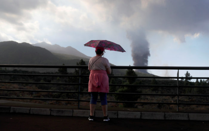 El volcán de La Palma vuelve a rugir mientras la lava se acerca al mar | Videos