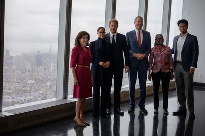 El príncipe Enrique y Meghan Markle en el One World Trade Center junto a la gobernadora de Nueva York, Kathy Hochul (izquierda). el alcalde Bill de Blasio, su esposa, Chirlane McCray, y su hijo, Dante de Blasio, el 23 de septiembre en Nueva York.