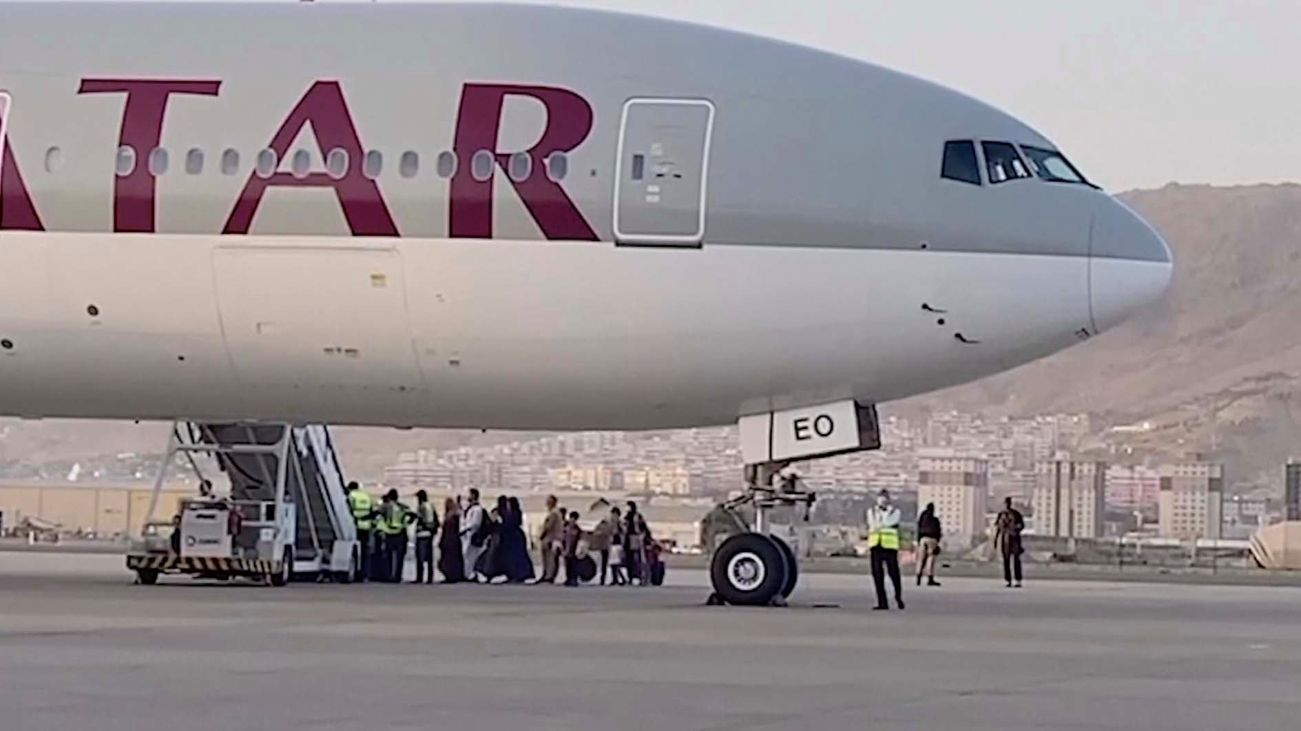 Estadounidenses salen de Kabul en el primer vuelo comercial en días