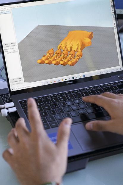 Guillermo  Martínez trabaja con su ordenador en un programa de laminado 3D que sirve para disponer los objetos a imprimir y definir sus propiedades.