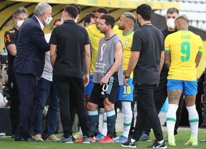 Messi escucha a Tite, seleccionador brasileño, este domingo en el estadio Arena de Sao Paulo.