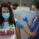 Sevilla/14-07-2021: Sanitarios administran la vacuna de Pfizer en el centro de vacunación instalado en el Estadio Olímpico de Sevilla.FOTO: PACO PUENTES/EL PAIS