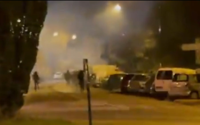 Jóvenes con armas y bombas molotov atacan a la policía cerca de París