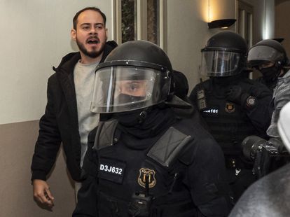 Los Mossos d'Esquadra detienen al rapero Pablo Hasél en el Rectorado de la Universidad de Lleida, el pasado 16 de febrero.