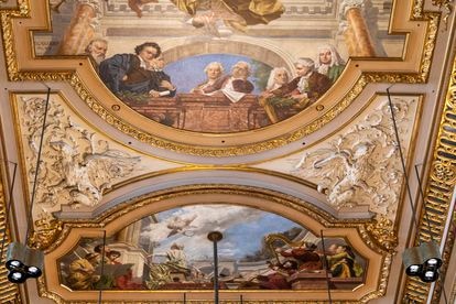 El llamado 'Cielo de los compositores' pintado en el techo de la Tonhalle de Zúrich, después de su restauración.