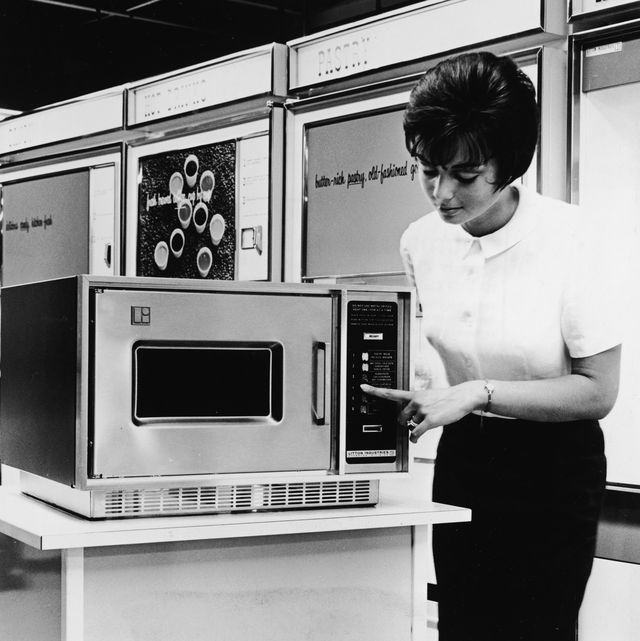 cuando se inventó el microondas, la mujer demuestra el horno microondas