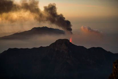 El volcán de Cumbre Vieja visto desde Roque de los Muchachos, en La Palma. 