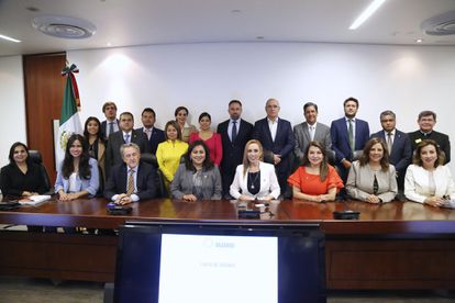 El líder de VOX, Santiago Abascal, posa para una fotografía en el Senado de México con políticos del PAN.