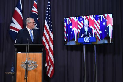 El primer ministro australiano, Scott Morrison, sigue la intervención de Joe Biden durante el anuncio de la alianza.