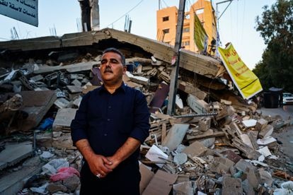 El librero y editor Samir Mansur, ante los restos de su librería, destruida por un bombardeo israelí, en mayo en Gaza.