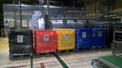 Varios contenedores para separar residuos en una de las fábricas de conservas del Grupo Calvo en España