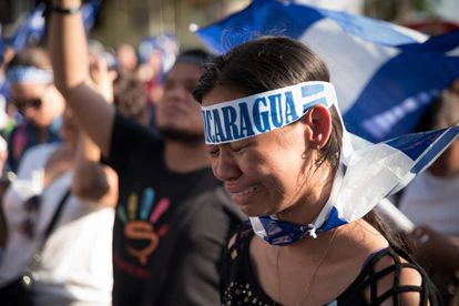 Una joven llora al escuchar el himno nacional de Nicaragua durante una protesta en abril de 2018, en Managua.