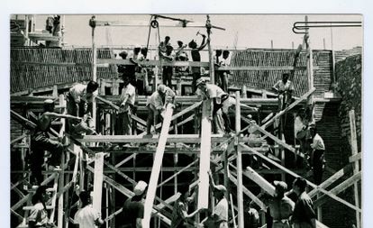 Voluntarios del SUT trabajan en la construcción de un edificio en Alicante en 1957.