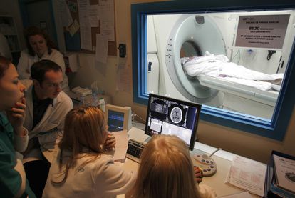 Un equipo médico realiza un escáner para determinar el alcance de una lesión cerebral después de un ictus, en diciembre de 2019 en Madrid.