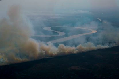Incendios este miércoles cerca de la ciudad argentina de San Nicolás, en el delta del río Paraná, al que la sequía en Brasil y Argentina lo han dejado con un caudal mínimo.