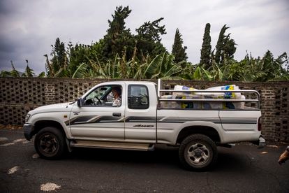 Un cultivador de plátano intenta entrar a su finca cerca de Puerto Naos, en La Palma, el 22 de septiembre de 2021.