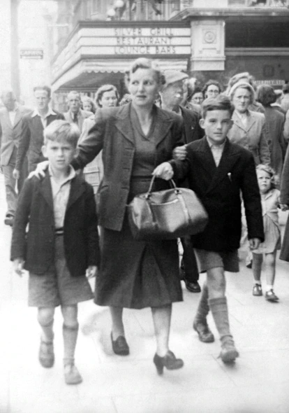 George Harrison (a la izquierda) con siete años, junto a su madre y a su hermano Peter en Dublín, 1950. 