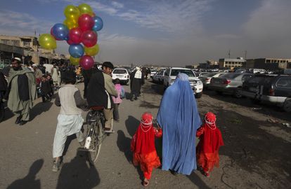Imagen de archivo del 3 de enero de 2011 en la que una mujer y sus dos hijas caminan por un mercado de Kabul, en Afganistán.