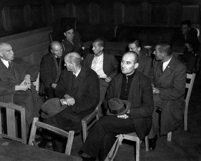 Miembros de la dirección y trabajadores de la clínica Hadamar, uno de los centros psiquiátricos en los que se ejecutaba el programa Aktion T4, durante el juicio de Bergen-Belsen, en septiembre de 1945.