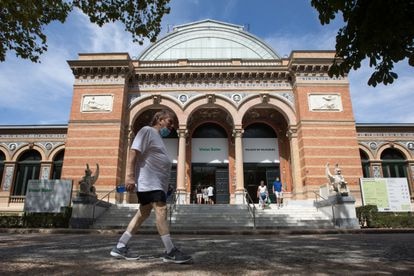 El Palacio de Velázquez, en el parque del Retiro de Madrid, ayer domingo. Una de las sedes de las exposiciones temporales del Museo Reina Sofía, es autosuficiente desde el punto de vista energético. 