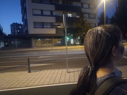 Una joven que acaba de recibir una novatada posa en el centro de Valladolid.