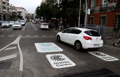 Los coches entran en Distrito Centro, en el primer día de funcionamiento. 