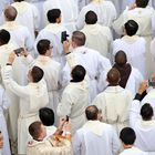 Sacerdotes sacan fotos con sus móviles durante la misa oficiada por el papa Francisco antes de la apertura de la Puerta Santa.