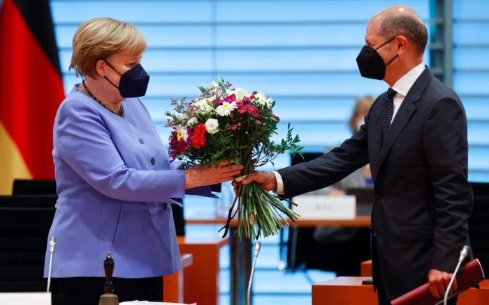 Merkel felicita a Scholz por el ‘éxito electoral’ de los socialdemócratas