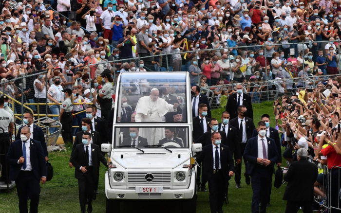 Miles de eslovacos gitanos saludan en romaní al Papa Francisco | Video