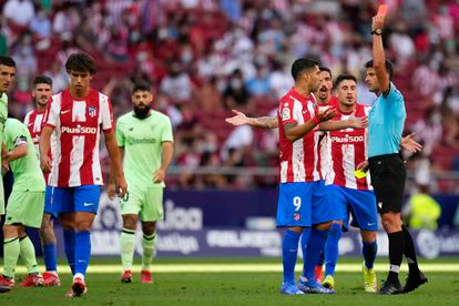 Momento en el que Gil Manzano expulsa a João Félix durante el Atlético-Athletic  (0-0) celebrado este sábado en el Wanda Metropolitano. (AP Photo/Manu Fernandez)