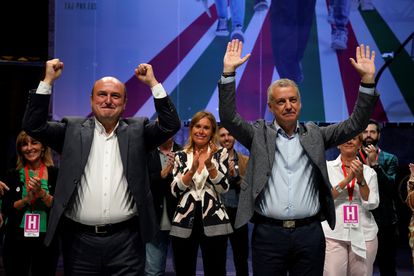 El lehendakari Iñigo Urkullu (derecha) y el presidente del PNV, Andoni Ortuzar, celebran los resultados electorales el 12 de julio de 2020 en Bilbao.