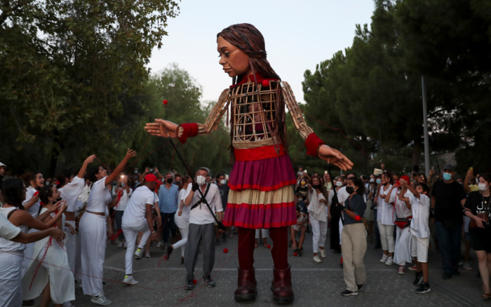 Pequeña Amal, la marioneta gigante que viaja por Europa en favor de los niños migrantes