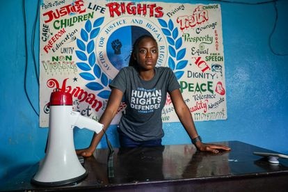 Satta Sheriff, en la oficina de Acción para la Justicia y los Derechos Humans, donde trabaja, en Monrovia (Liberia).
