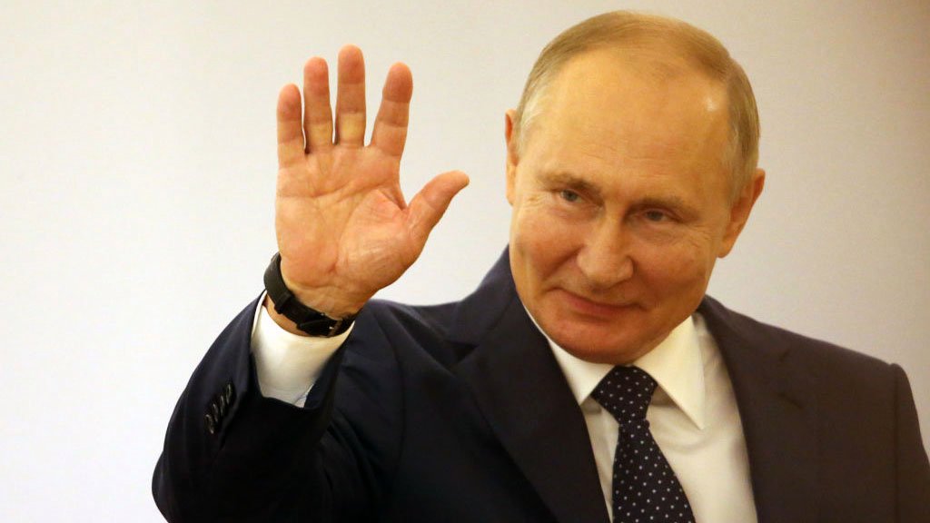 Putin en cuarentena tras detección de casos de COVID-19 en su entorno