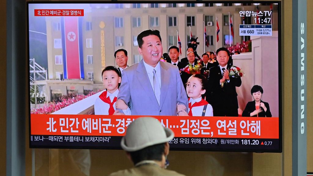Reapareció líder norcoreano en desfile militar sin despliegue de misiles ni discurso