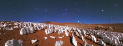 Los penitentes se forman por sublimación del hielo en una compleja interacción entre porciones heladas de distinta densidad y pureza. En la imagen, estas formaciones orientadas hacia el Sol en el desierto de Atacama, Chile.