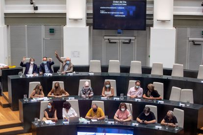 La votación durante el pleno del martes. Rita Maestre está sentada en la primera fila a la izquierda. 