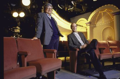 Roger Ebert (de pie) y Gene Siskel en el sencillo plató del programa 'Siskel and Ebert at the Movies'.